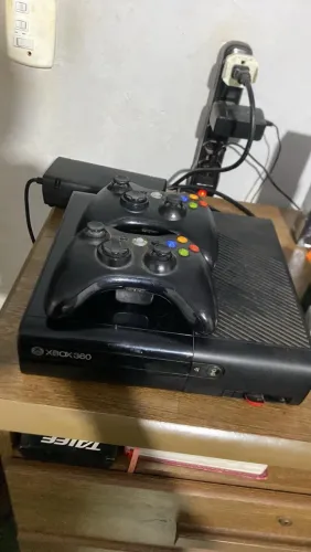 vendo xbox 360 2 controles 