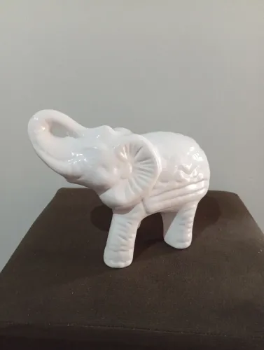 Bibelô em louça elefante.