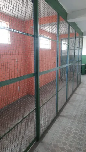 Alambrado de ferro com telas metálicas. 