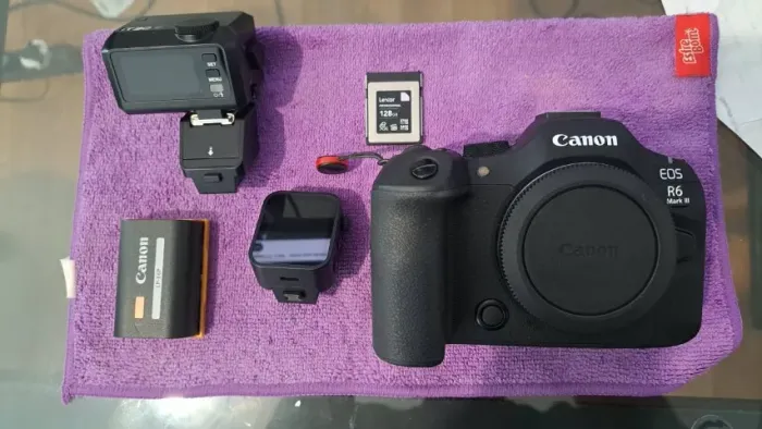 Câmera Canon EOS R6 Mark III com acessórios