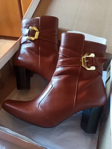 Bota de couro nova 35