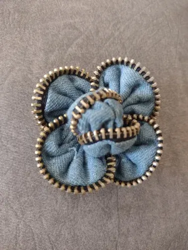 Broche em flor jeans