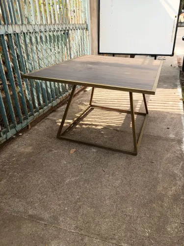 Mesa em ferro e madeira