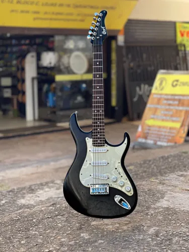 Guitarra Stratocaster Cort G-50