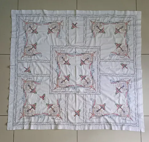 Linda toalha de mesa portuguesa retangular com bordados coloridos em Ponto Cruz. <br>