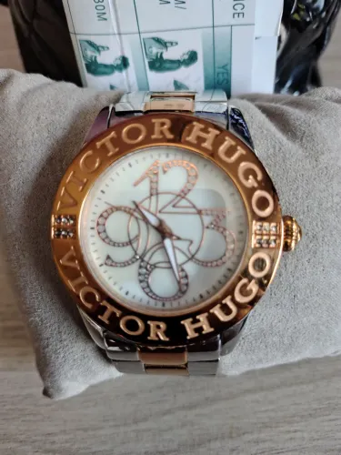 Relógio Victor Hugo VH10038 Fem Rosê Prata Madrepérola Caixa 43mm Bolsa Courino e Manual 