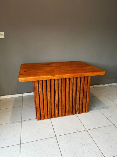 Mesa de madeira rústica