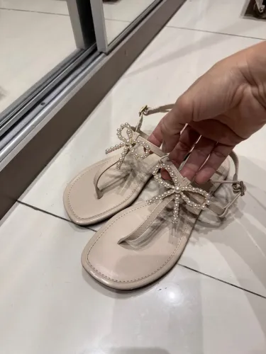 Sandália rasteirinha bege com detalhe de laço de pérolas