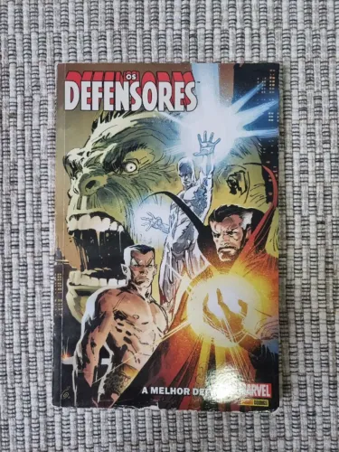 HQ Marvel Os Defensores (Hulk Doutor Estranho Namor Surfista Prateado)