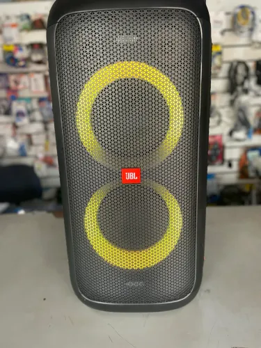 Caixa de som JBL PartyBox 100 ? som potente, bateria duradoura e luzes RGB 