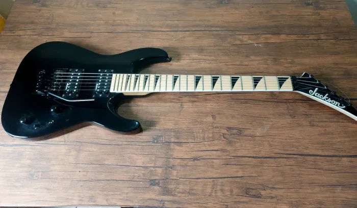 Guitarra Jackson Dinky JS32