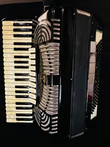 Sanfona acordeon italiana Noble polifônica 4ª/5ª de voz 