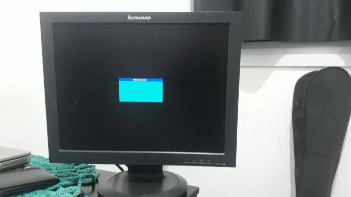 Monitor Lenovo com cabo VGA incluso. 15 Polegadas.