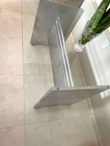 Mesa com base de granito, incluindo o apoio