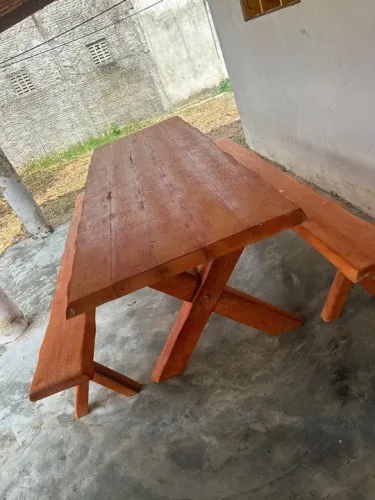 Mesa de madeira rústica com bancos