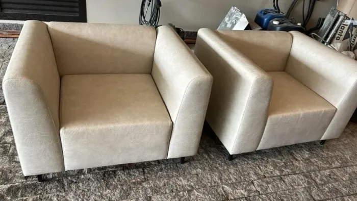 Poltronas em Couro, cor Bege Palha - 2 unidades disponíveis - Medida: 1,00x.82