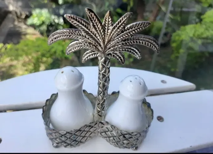 Saleiro e Pimenteiro em porcelana antiga com suporte em metal prateado
