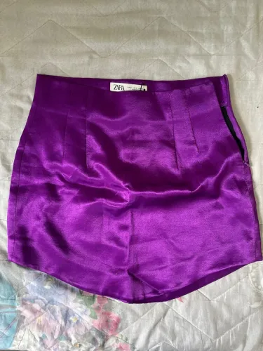 Saia de cetim roxo da Zara