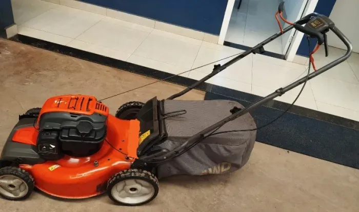 Máquina de cortar grama Marca Husqvarna modelo: HU725AWDH