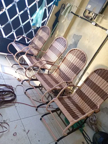 Trabalho com reforma de cadeiras em fibra