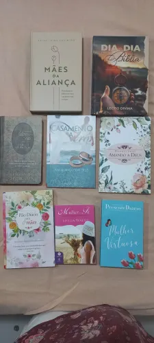 Vários livros devocional