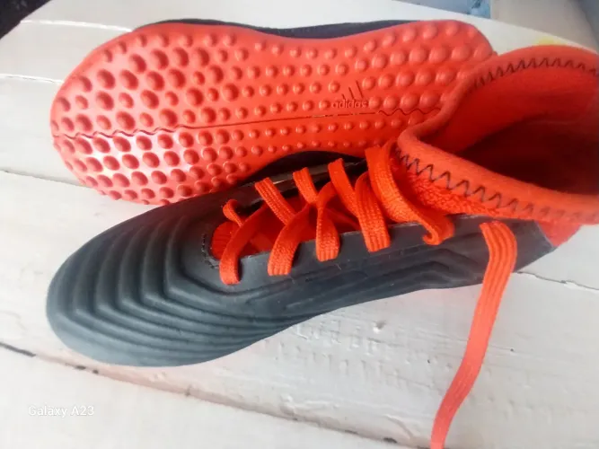 Chuteira Adidas Futsal - Preta e Vermelha - Tamanho 32