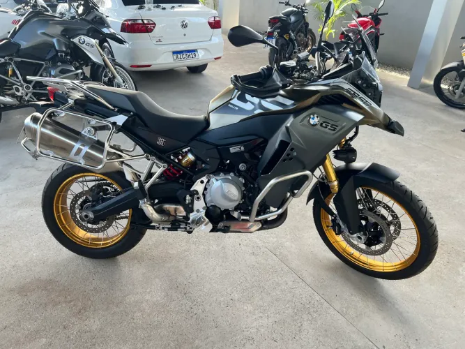 Vende -se BMW 850 nova