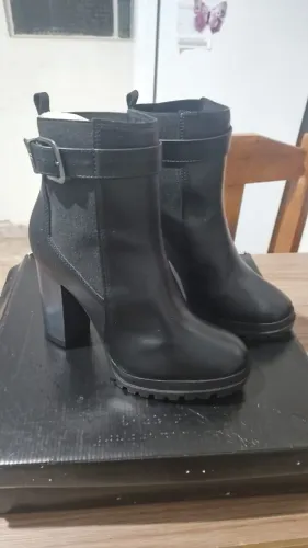 Botas Femininas de Couro Preto