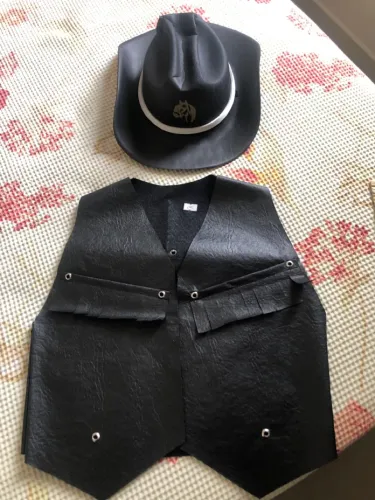 Colete e chapéu cowboy