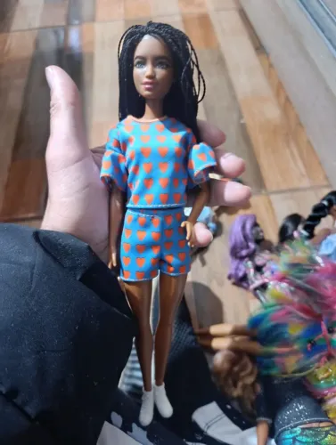 Boneca Barbie com roupa de coração feshionistas tranças collector