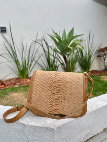 Bolsa em couro média com alca