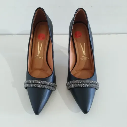 Sapatos scarpin com detalhe em strass