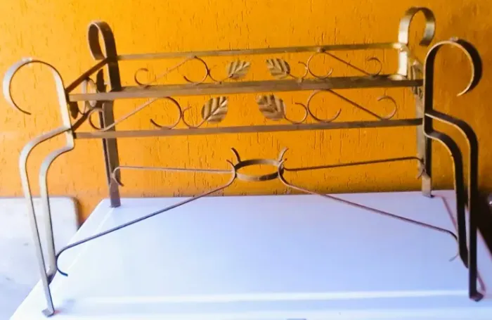 Antiga mesinha confeccionada ferro forget "Dita Folhinhas" na cor cobre *Descrição