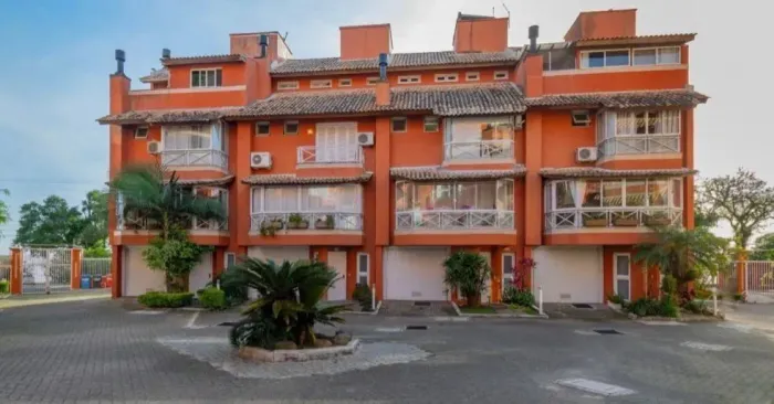 Casa em Condomínio Fechado no Bairro Vila Assunção de Porto Alegre/RS