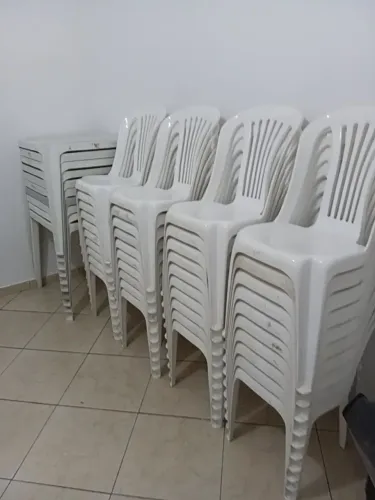 Aluga-se Mesas e Cadeiras p/ Eventos