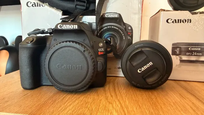 Canon EOS Rebel SL2 + 18-55mm + 24mm f/2.8 + 2 baterias + bolsa
