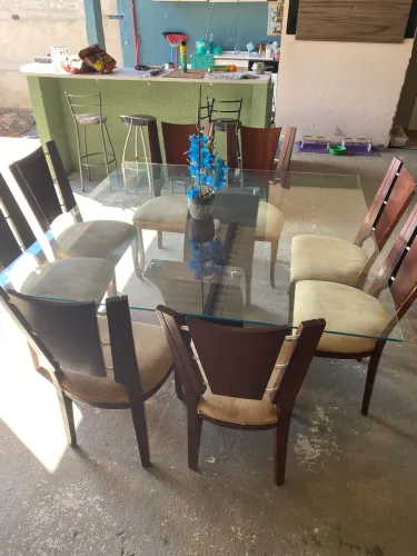 Mesa de madeira com tampo de vidro com 8 cadeiras  excelente aquisição. 