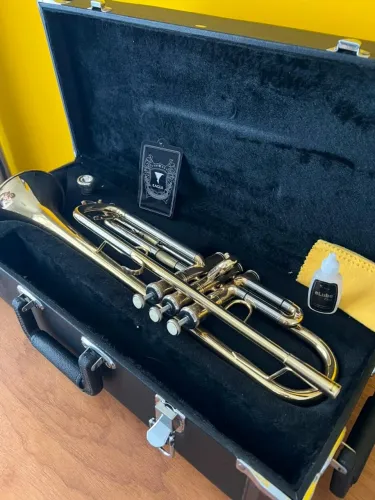 Trompete Eagle TR504 Sib - Laqueado com Estojo Extra Luxo