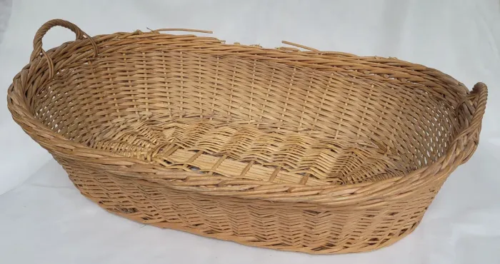 Grande cesta de vime padeirão anos 50 com algumas avarias na borda
