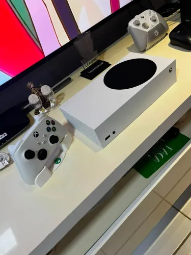 Xbox Series S com controle + HD Ext. Samsung 500gb (Config. com emulador e jogos até PS2)