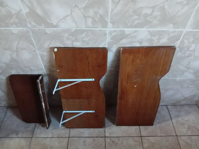 prateleiras de madeira de angelim