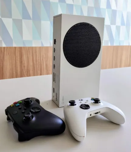 Xbox Series S com 2 controles