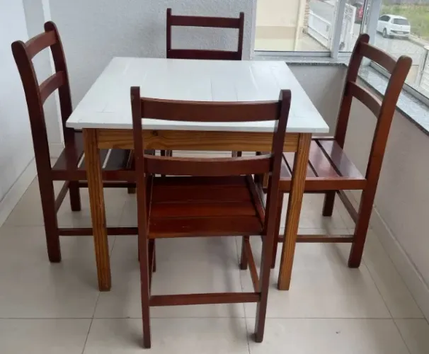 Mesa de jantar de madeira com 4 cadeiras - 90x90 cm