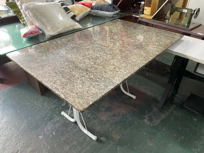 Mesa de Jantar com Tampo de Granito e Base de Ferro
