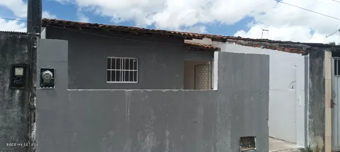 Casa a venda em Alhandra, próximo ao ginásio de esportes, rua causada.