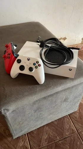 Xbox series S completo menos caixa dois controle um é só colocar as pilhas