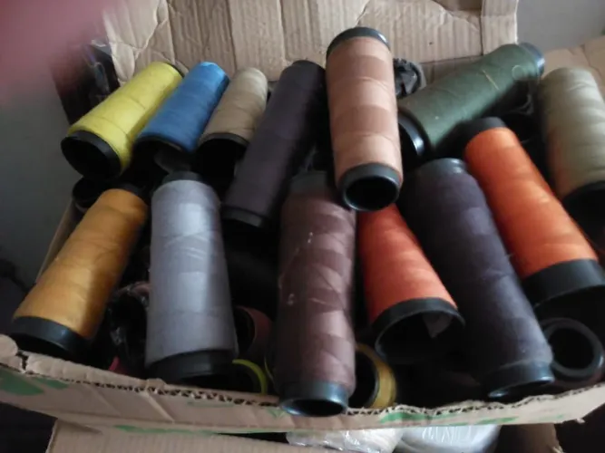 Lotes de linhas de costura várias cores.