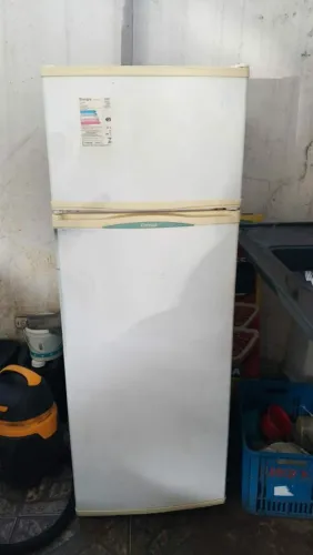 Geladeira consul gelando bem e bom estado 