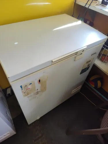 Vende-se Freezer vertical 220v !!