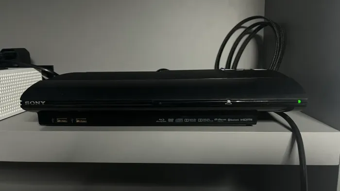 PS3 SUPER SLIM 500GB COM 4 CONTROLES